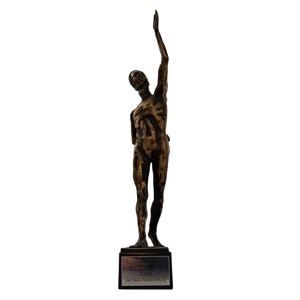 Bronzestatue eines streckenden Menschen.