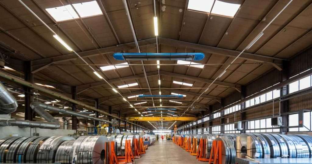 Näkymä modernin metallitehtaan sisätiloista, jossa on teräsrullia