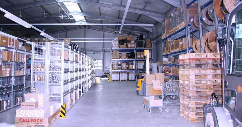 Großes Lager mit Regalen und Kartons