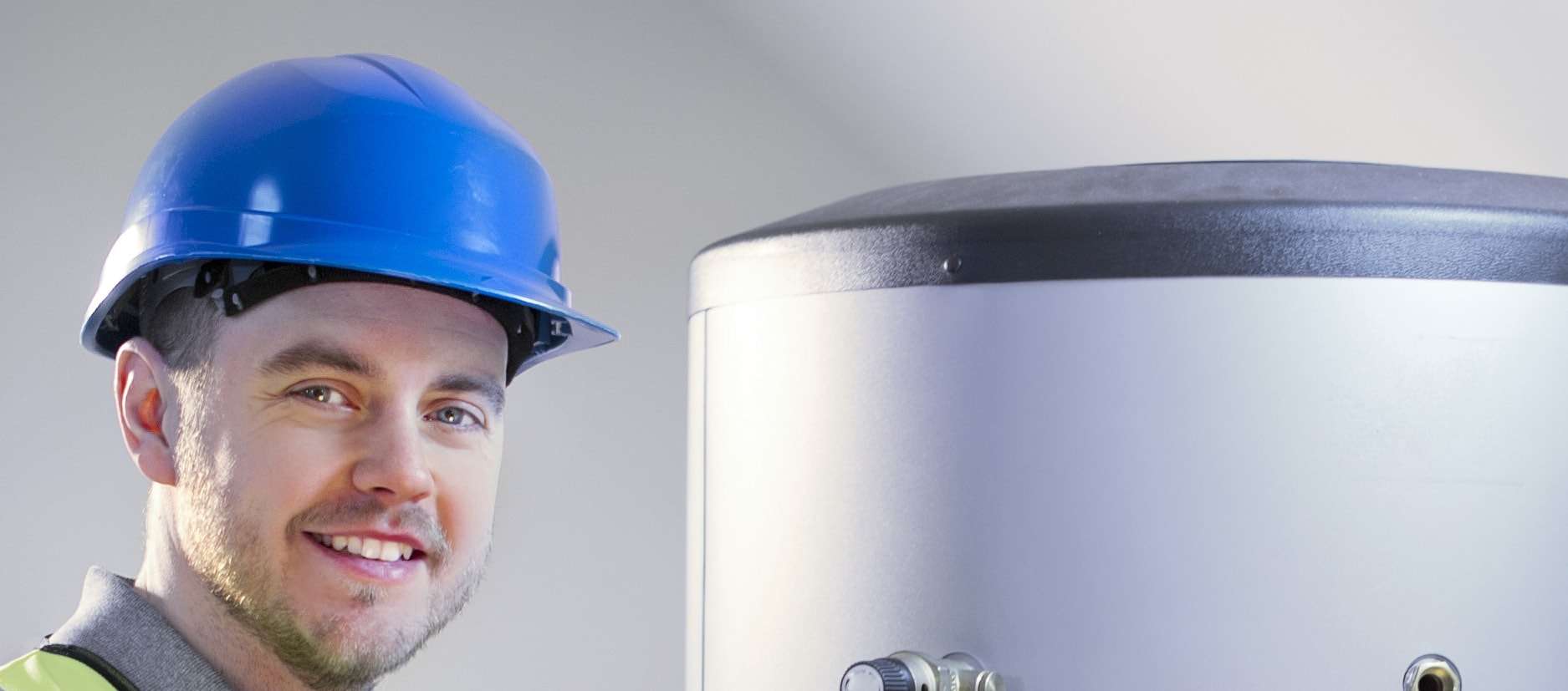 Installatøren kontrollerer moderne varmtvandsbeholder