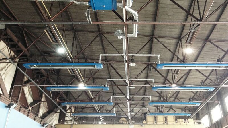 Anschauungsmaterial für Energieberater von einer Fabrikhalle mit der Ansicht nach oben zu OPTIMA plus Hallenheizungssystem von KÜBLER