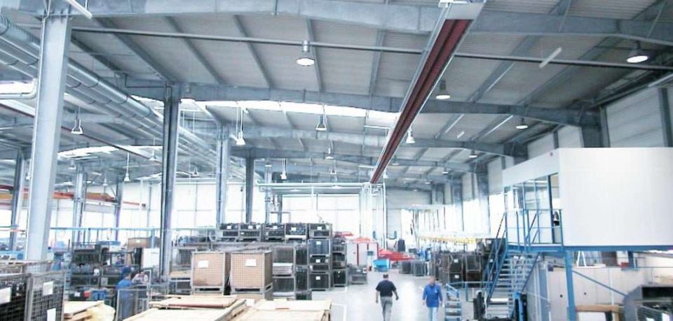 Logistikhalle, ausgestattet mit KÜBLER Thermoline Dunkelstrahler