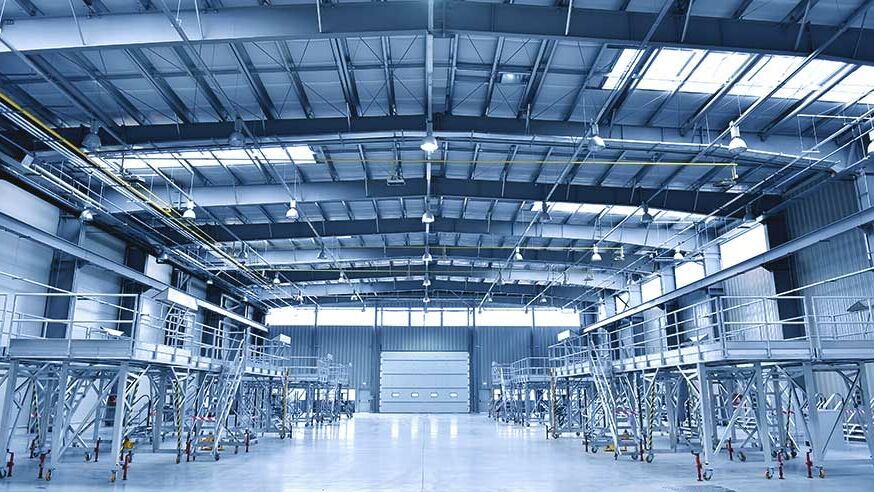 Große Produktionshalle im Weitwinkel mit Heizsystemen zur Beheizung von Hallen.