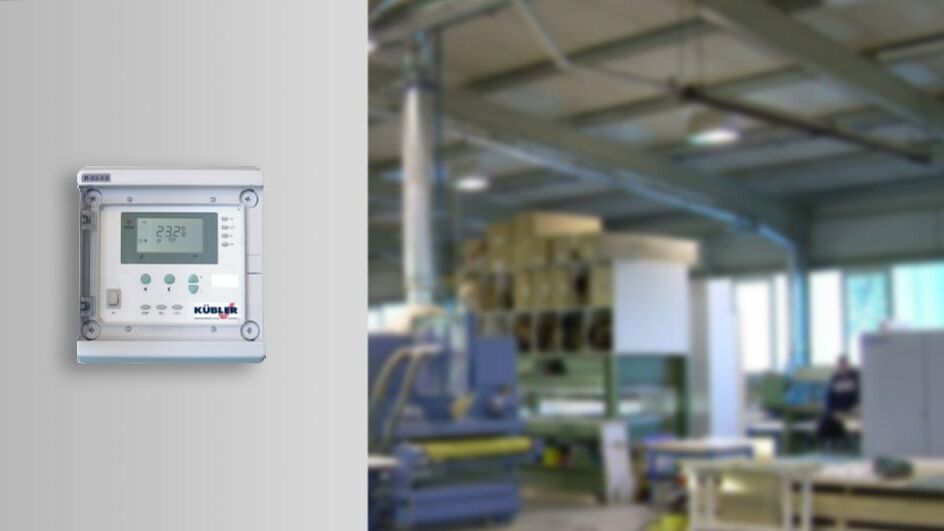 E-Steuerung an der Wand einer Halle zur Steuerung von Heizungsanlagen mit optimierten Energieverbrauch.