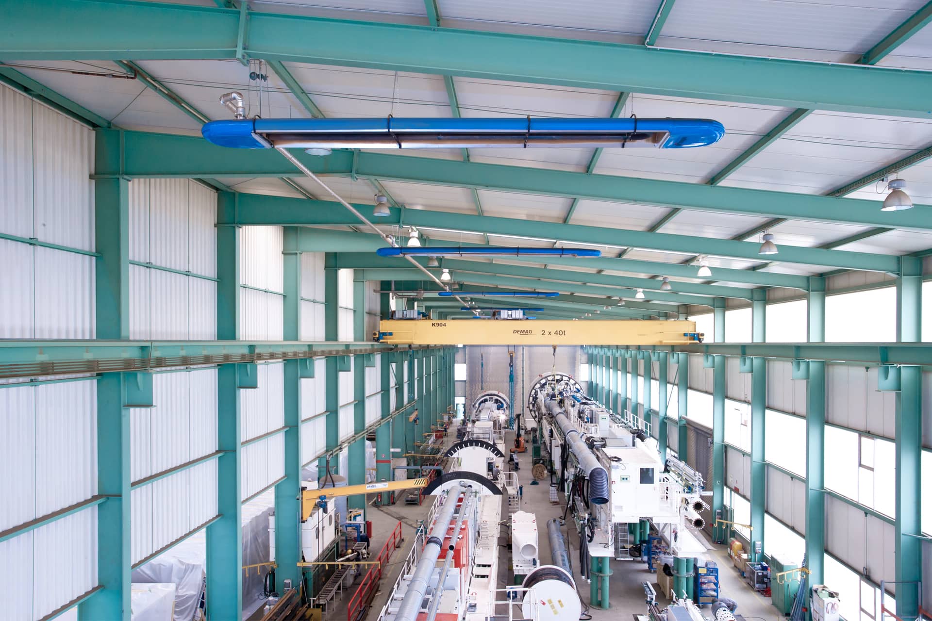 Produktionshalle der Firma Herrenknecht, die energieeffizient durch das OPTIMA Plus Hallenheizungssystem der Firma KÜBLER GmbH erwärmt wird.