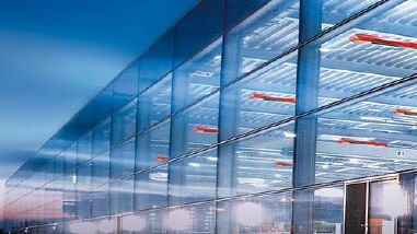 Außenansicht einer großen Industriehalle, die energieeffizient durch eine Infrarotheizung der Firma KÜBLER GmbH erwärmt wird.