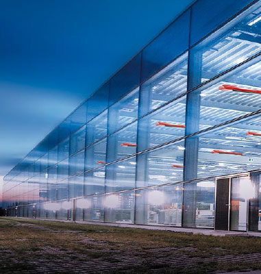 Außenansicht einer großen Industriehalle, die energieeffizient durch eine Infrarotheizung der Firma KÜBLER GmbH erwärmt wird.