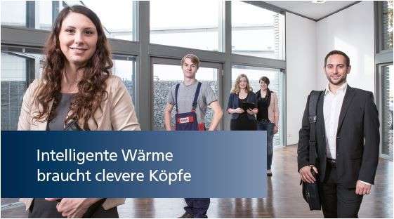 Drei junge Frauen und zwei junge Männer stehen in einem großen Raum und lächeln in die Kamera, blauer Balken mit Claim 