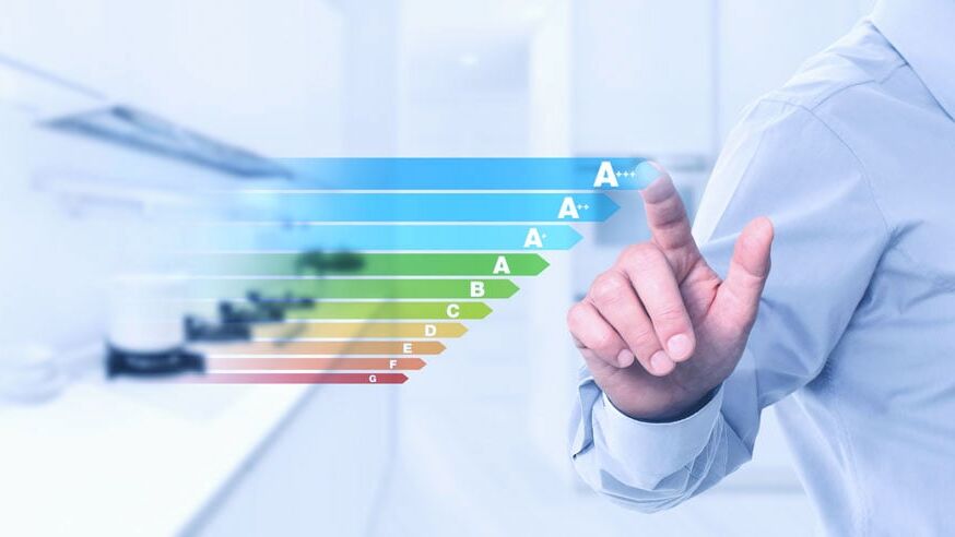 Eine Hand die auf eine Darstellung der Energieeffizienzklassen der Heizsysteme zeigt.