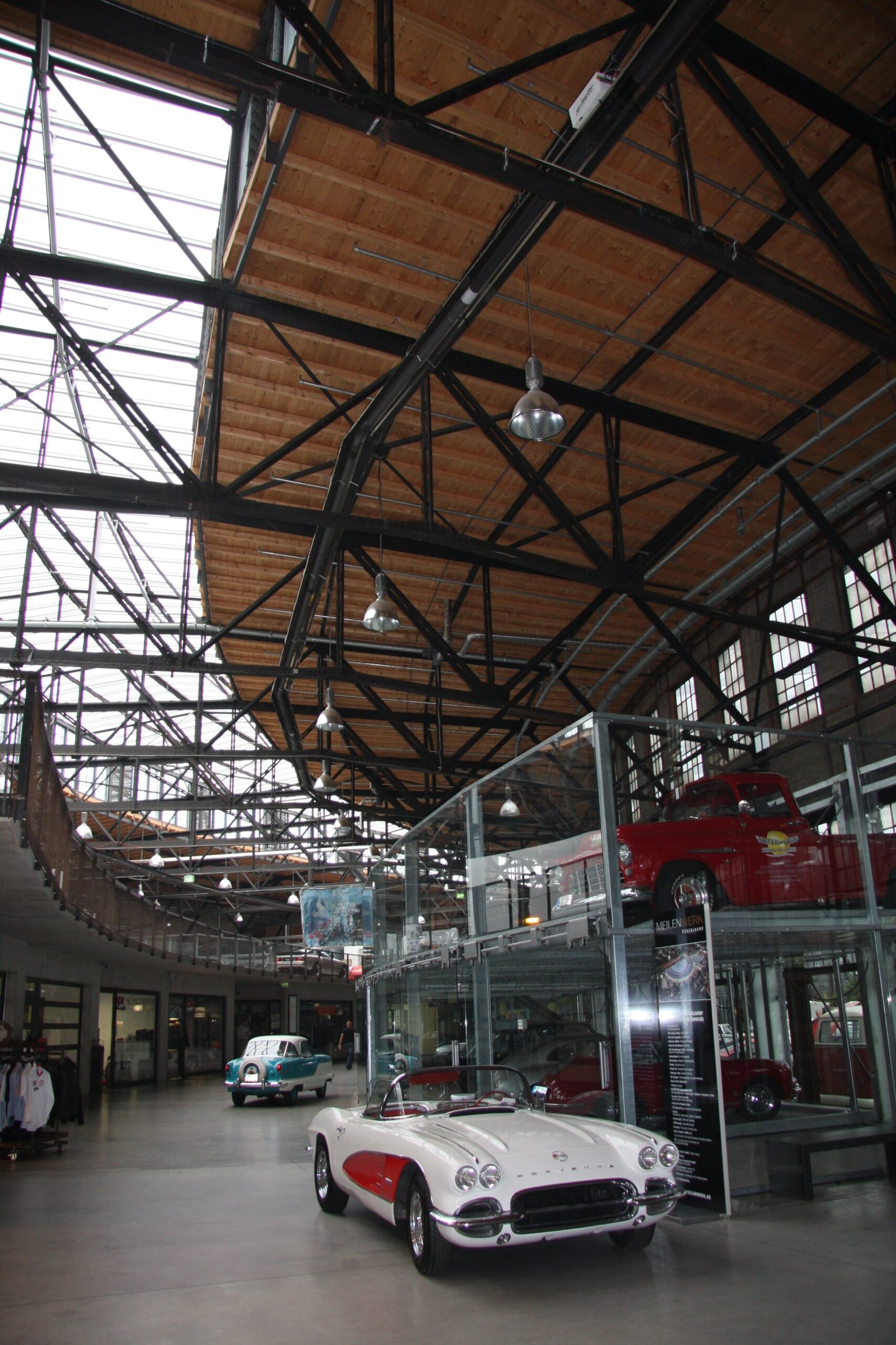 Ausstellungshalle mit Autos, die energieeffizient mit Hallenheizungen von KÜBLER erwärmt wird.