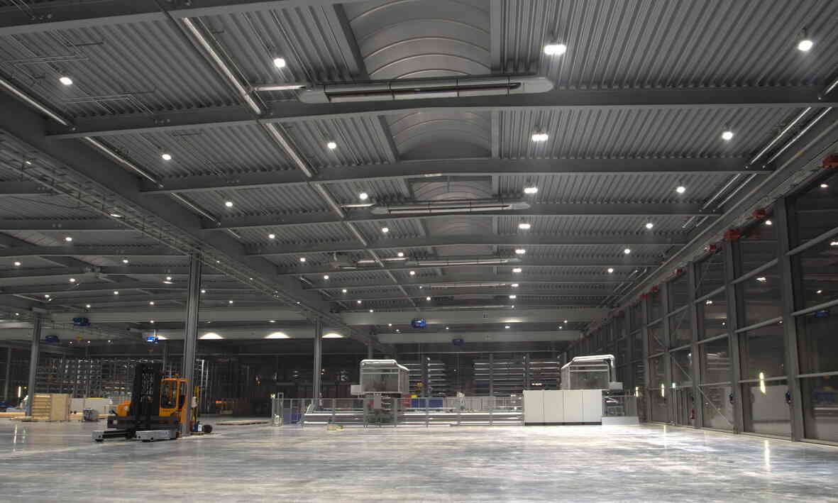 Große Industriehalle, energieeffizient durch Strahlungsheizung erwärmt