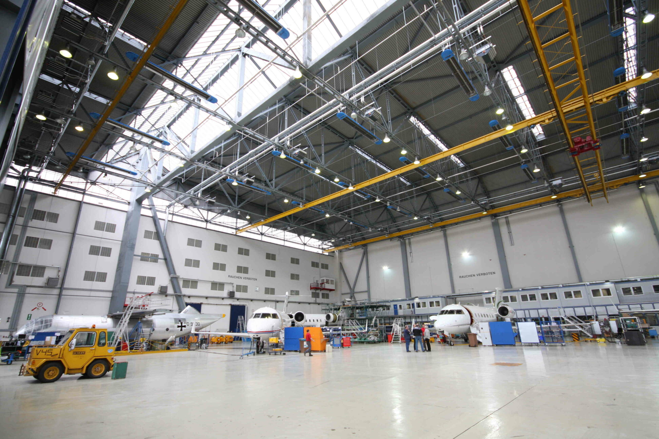 Halle der Firma RUAG mit Flugzeugen, die energieeffizient durch eine Infrarotheizung der Firma KÜBLER GmbH erwärmt wird.