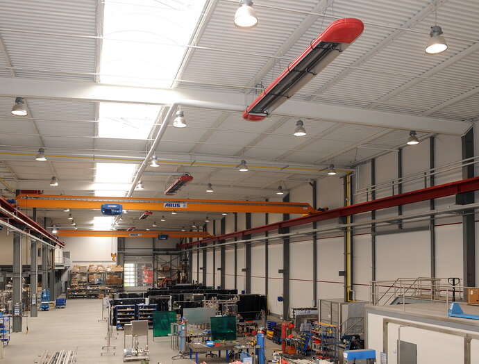 Produktionshalle, die energieeffizient durch eine Infrarotheizung der Firma KÜBLER GmbH erwärmt wird.