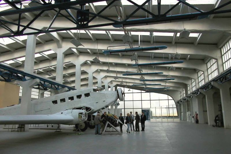 Flugzeugausstellungshalle, die durch KÜBLERs OPTIMA plus System während einer Führung punktgenau beheizt wird