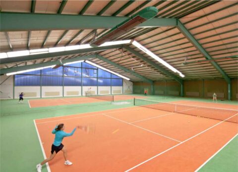 Tennisspieler in einer Halle.
