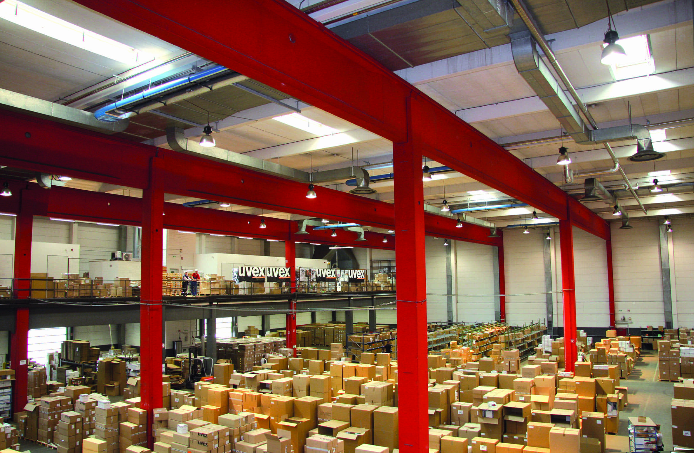 Lagerhalle der Firma uvex mit Paketen, Produktionshalle, die energieeffizient durch eine Infrarotheizung der Firma KÜBLER GmbH erwärmt wird.