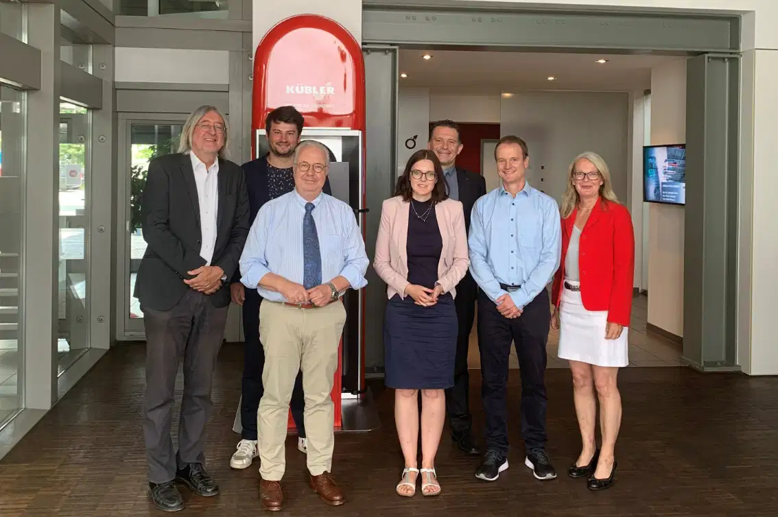 Gruppenbild, die grünen Landtagsabgeordneten sind zu Besuch bei KÜBLER