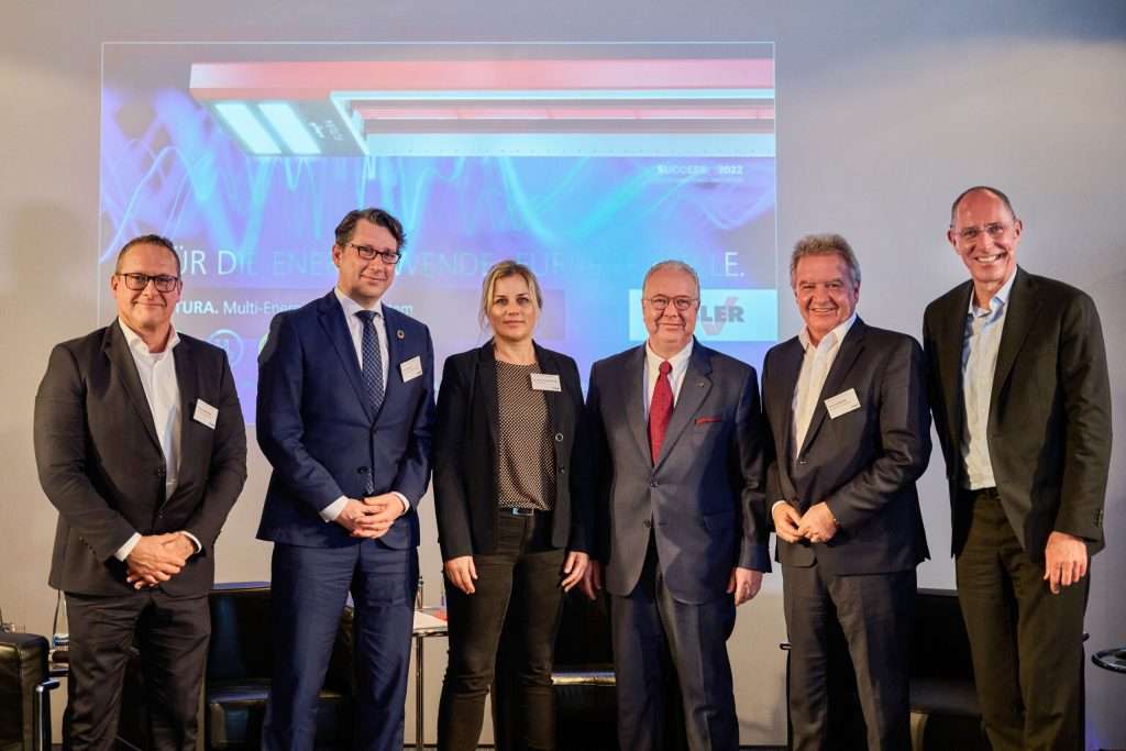 Üzletemberek pózolnak egy energiaügyi konferencián