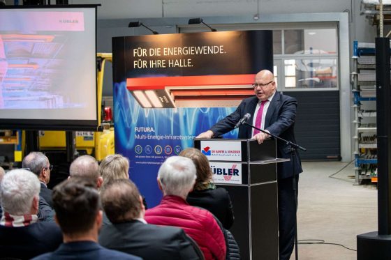 Redner bei Industrie-Event mit Publikum.