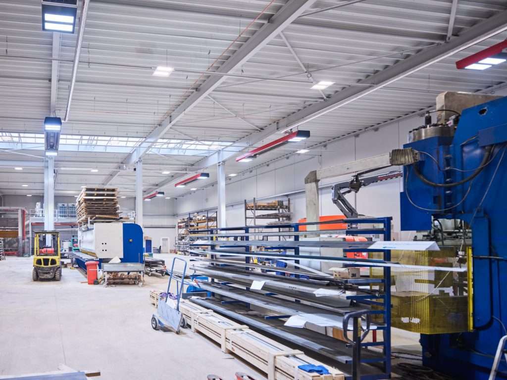 Moderne Metallverarbeitungsfabrik mit Maschinen und Regalen