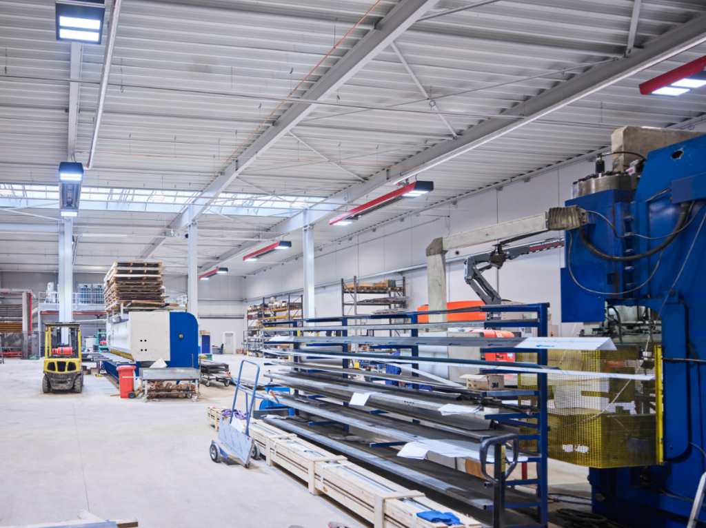 Modern fémfeldolgozó üzem gépekkel és raktári polcokkal