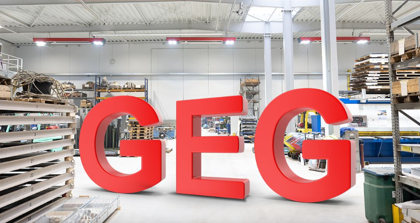 Rote Buchstaben GEG stehend in heller Industriehalle