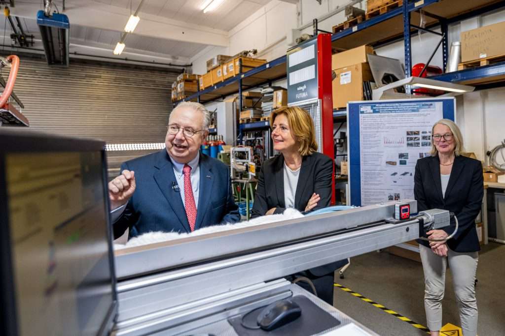 Emberek látogatják meg a műszaki berendezésekkel felszerelt laboratóriumot