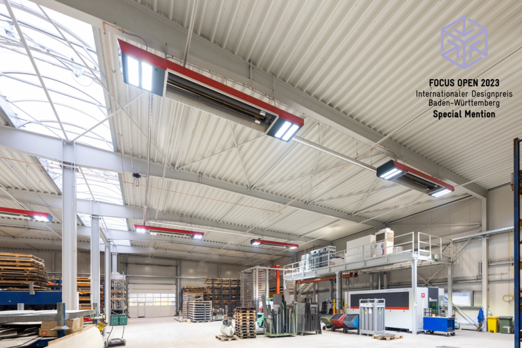 Moderne Industriehalle mit Maschinen und Lagerregalen