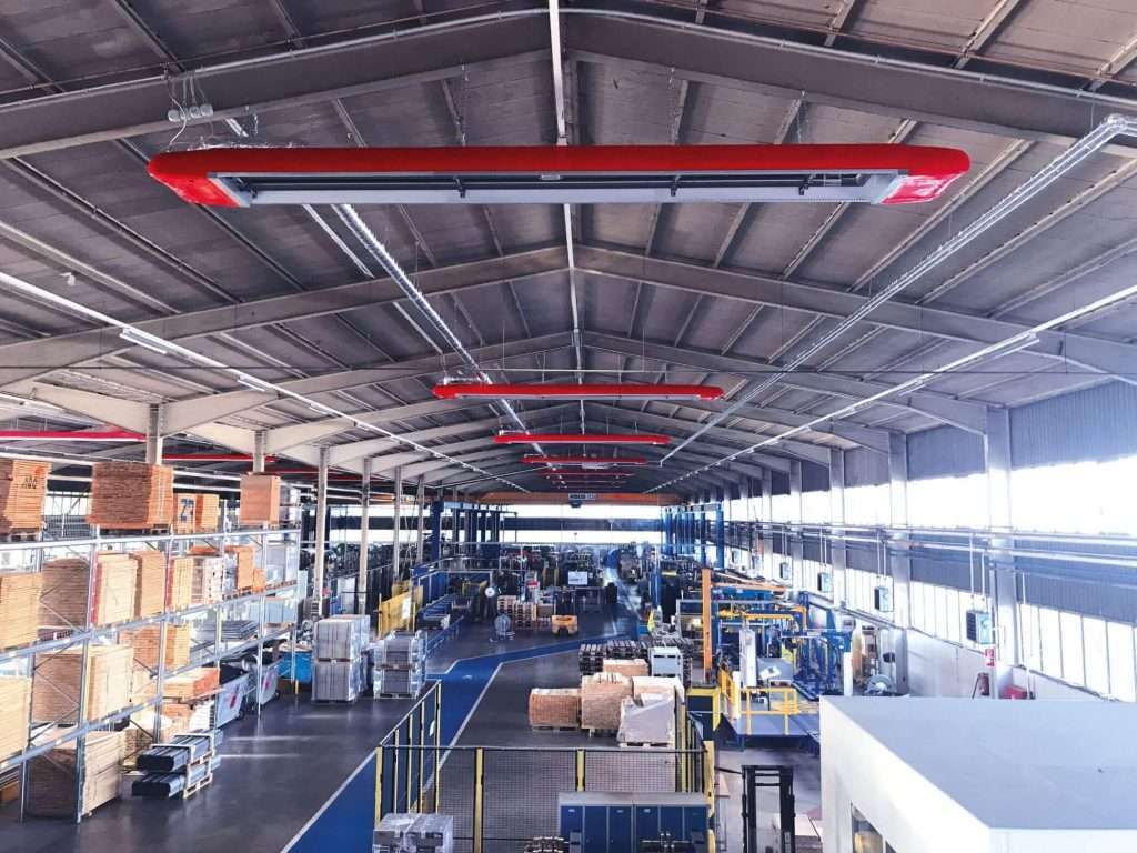 Moderne Produktionshalle mit Maschinen und Lagerregalen