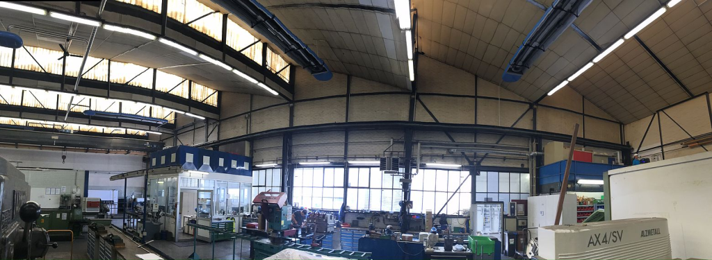 Innenansicht einer modernen Industriehalle mit Maschinen