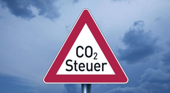 Verkehrsschild "CO2 Steuer" vor Himmel