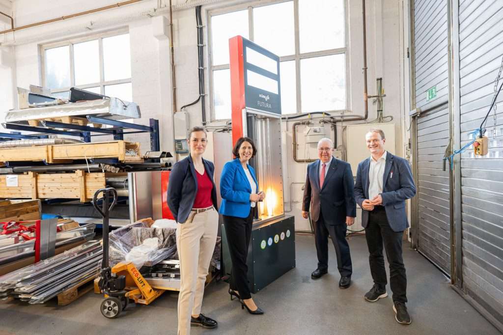 Люди демонстрируют промышленное оборудование в цеху