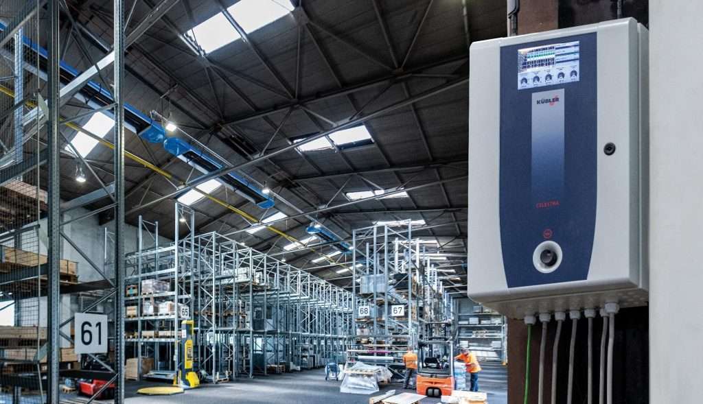 Industrielle Heizungssteuerung in großem Lagerhaus