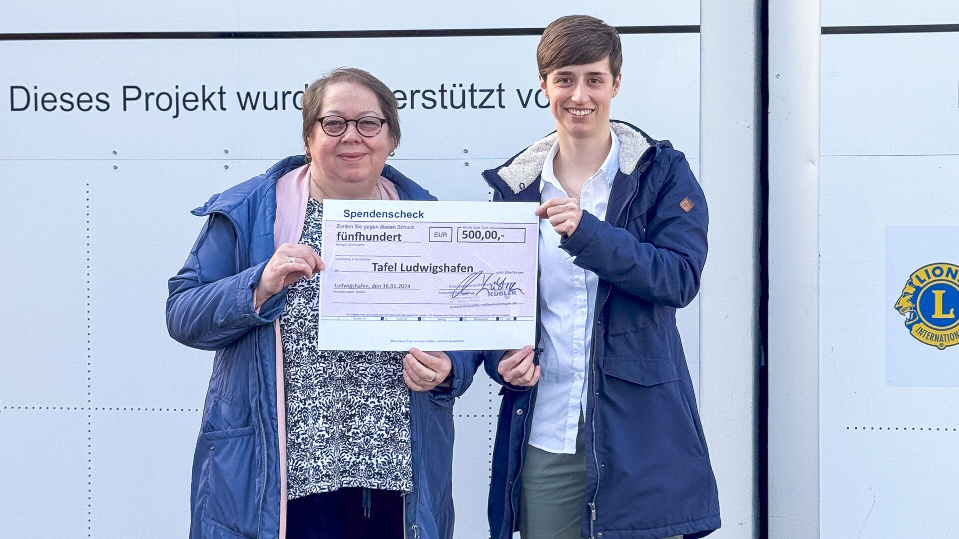 Zwei Damen der Tafel mit 500 Euro Spendencheck