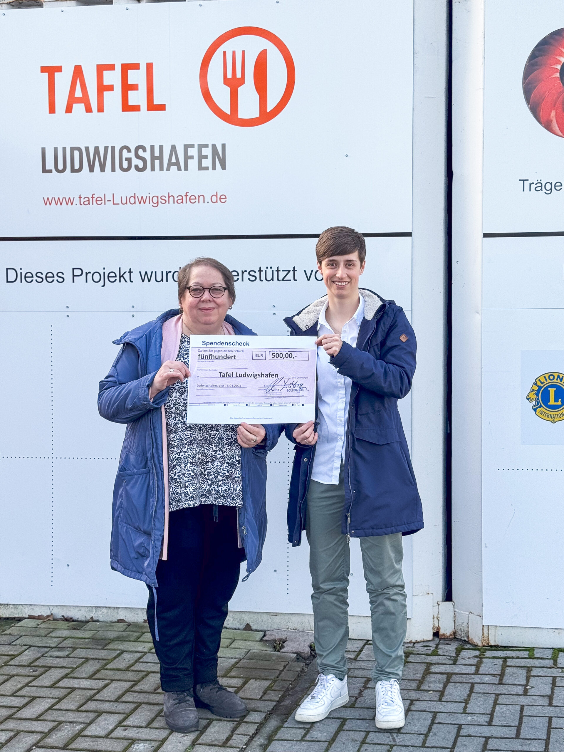 Zwei Damen der Tafel mit 500 Euro Spendencheck