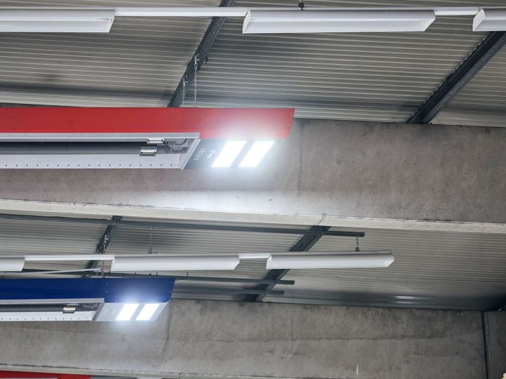 Industriell LED-belysning på taket i en hall