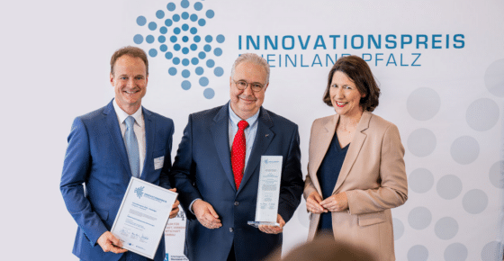 Drei Personen bei Innovationspreis-Verleihung.