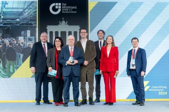 Gruppe von Geschäftsleuten auf einer Konferenz.