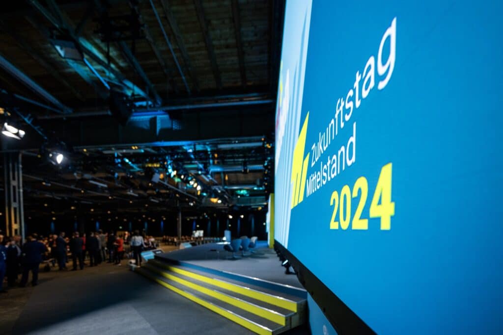 Bühne bei Veranstaltung "Zukunftstag Mittelstand 2024".