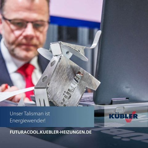 Metallisches Hausmodell vor Geschäftsmann.