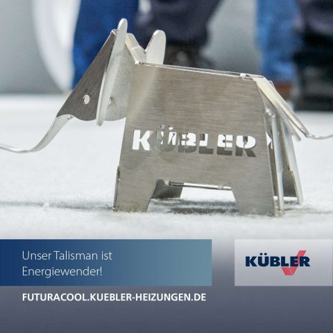 Metallischer Elefanten-Talisman auf Schnee.