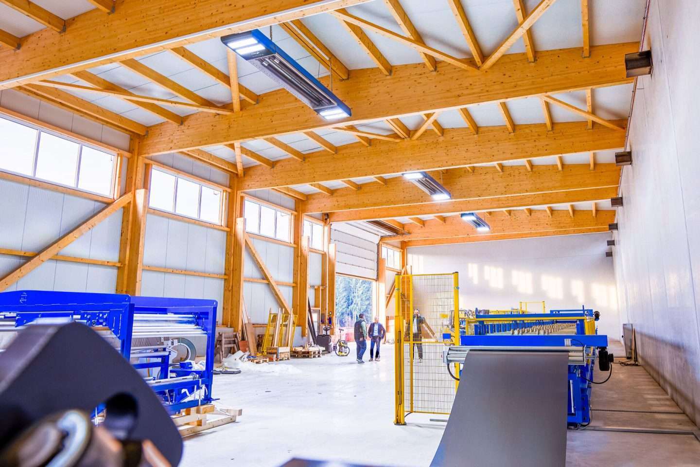 Moderne Tischlereiwerkstatt mit Arbeitern