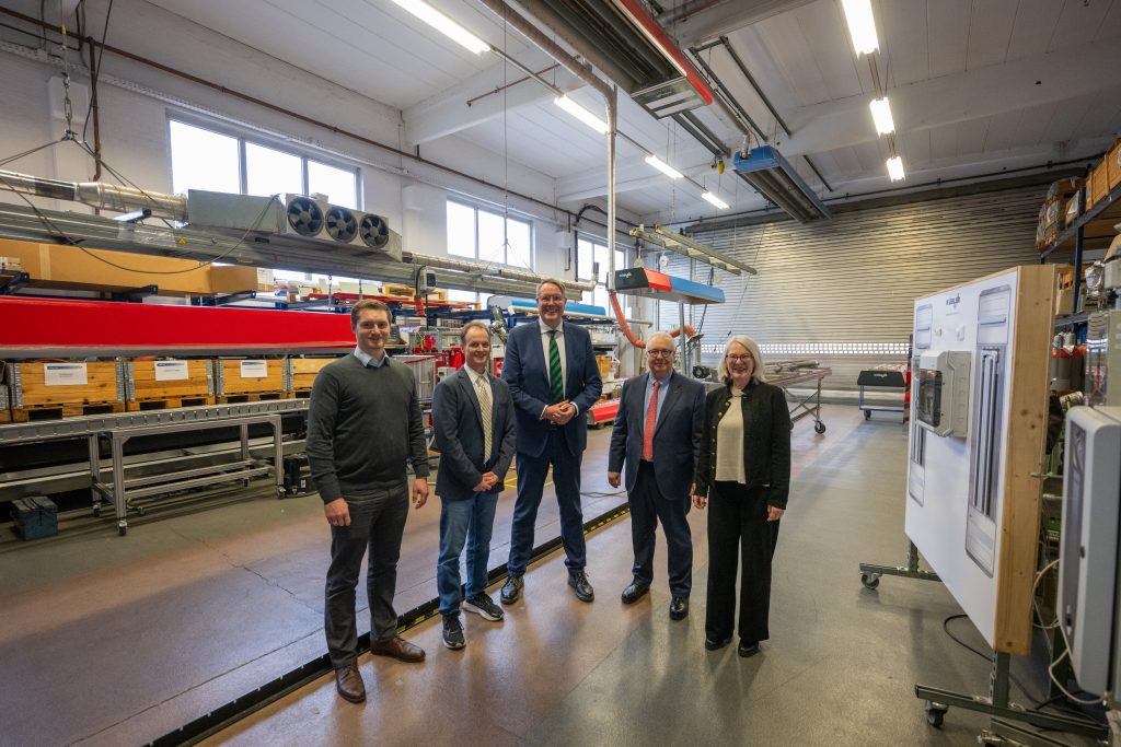 Fem personer i et industriverksted