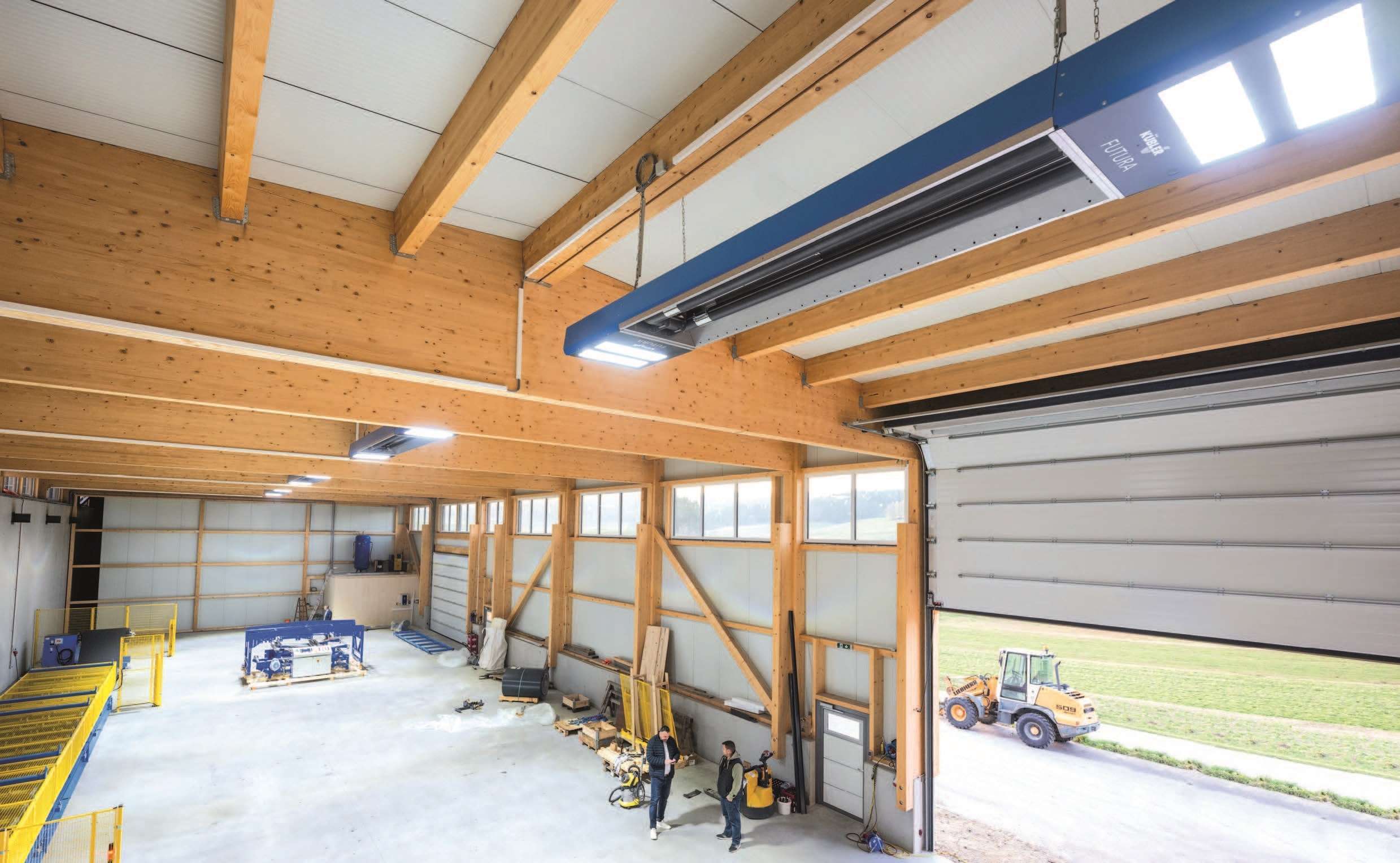 Moderne Lagerhalle mit Holzkonstruktion und großen Toren