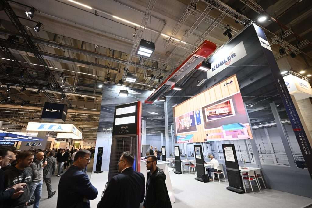 Menschen auf Messe mit Kübler Messestand