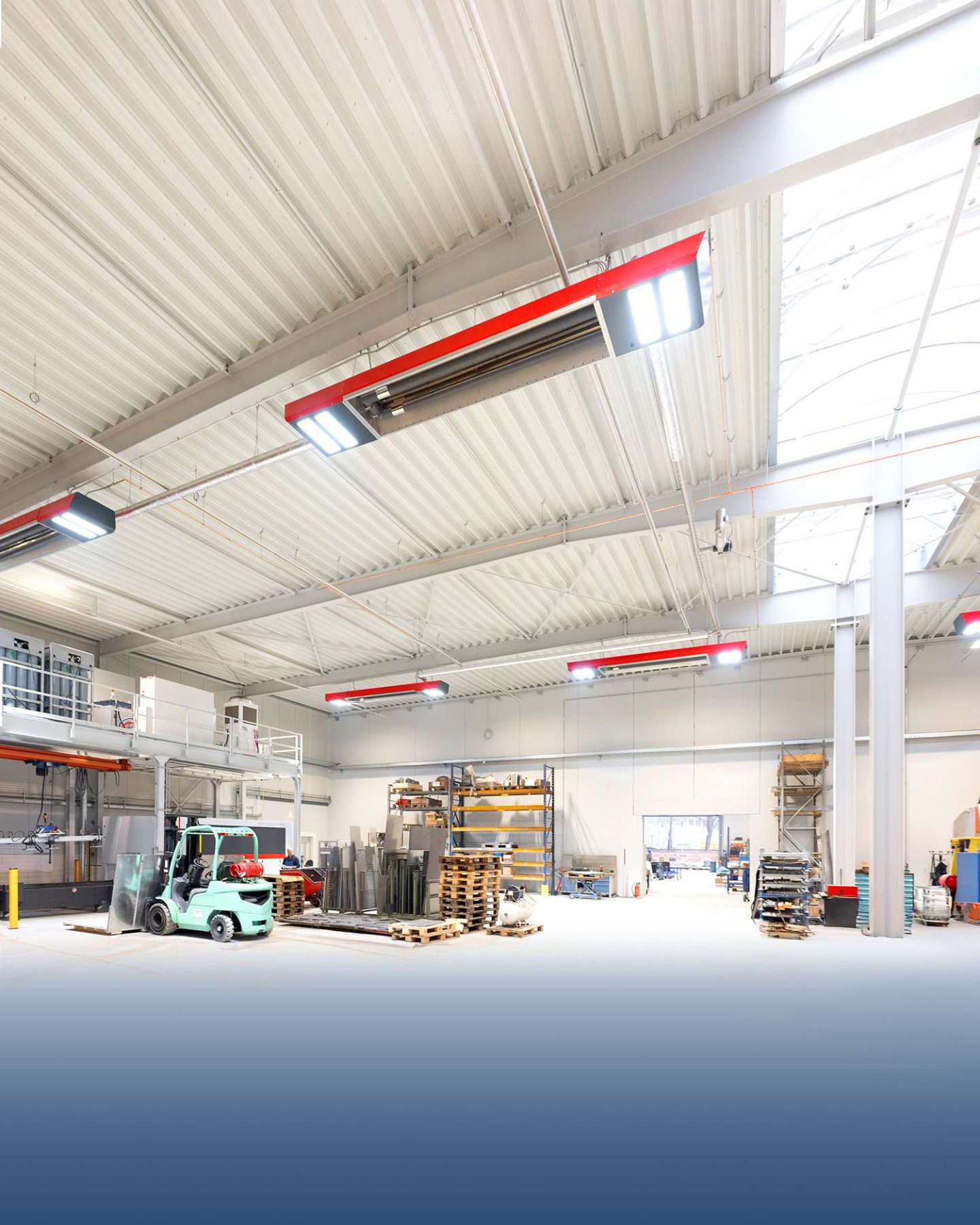 Hall med gaffeltruck og lagermateriell