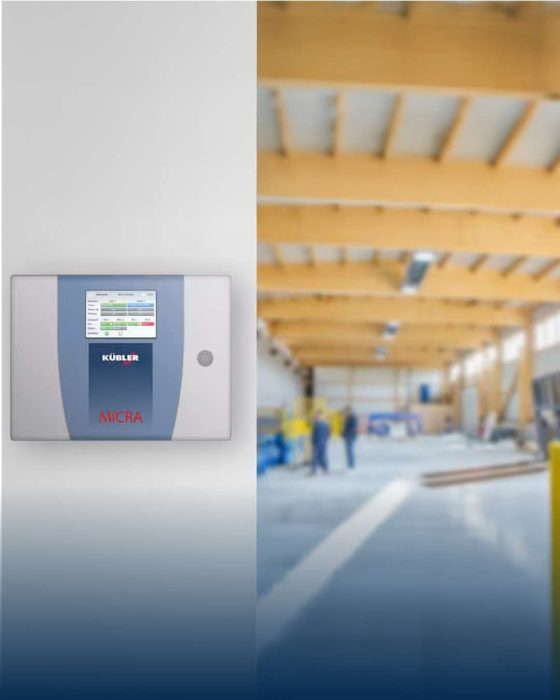 Digitales Gerät in unscharfer Fabrikhalle