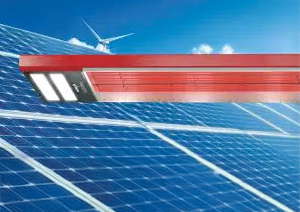 Solarmodule vor Industriegebäude mit Windrad