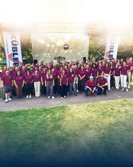Große Gruppe in violetten Shirts vor Bühne