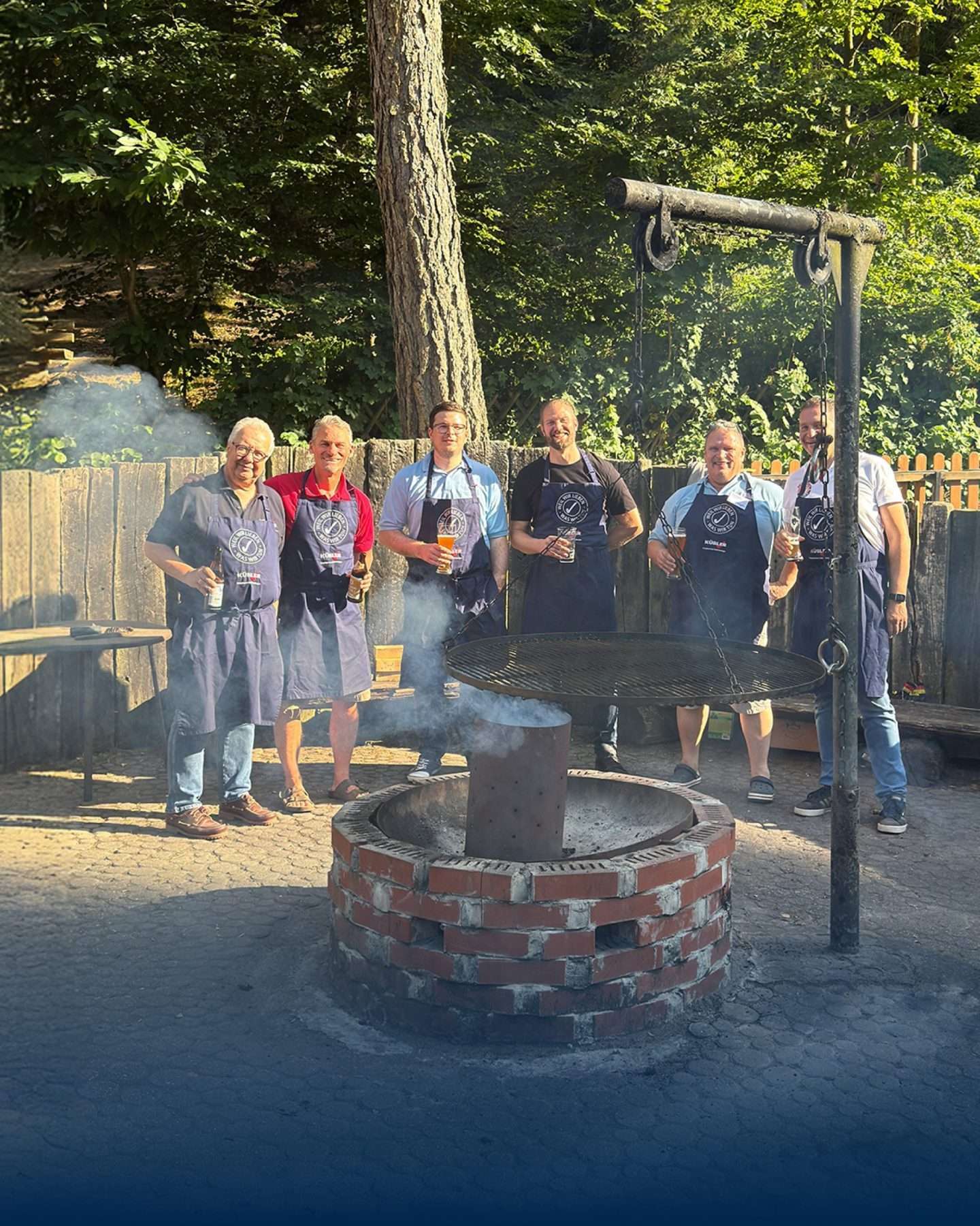 Férfiak együtt grilleznek a szabadban